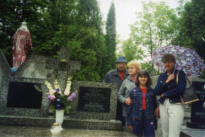 KKE 3787.jpg - Grób Karola i  Heleny Wenckiewicz, Od lewej: Roman Jarmołowicz, Jola Jarmołowicz, Barbara Jarmołowicz, Dorota AttalVille